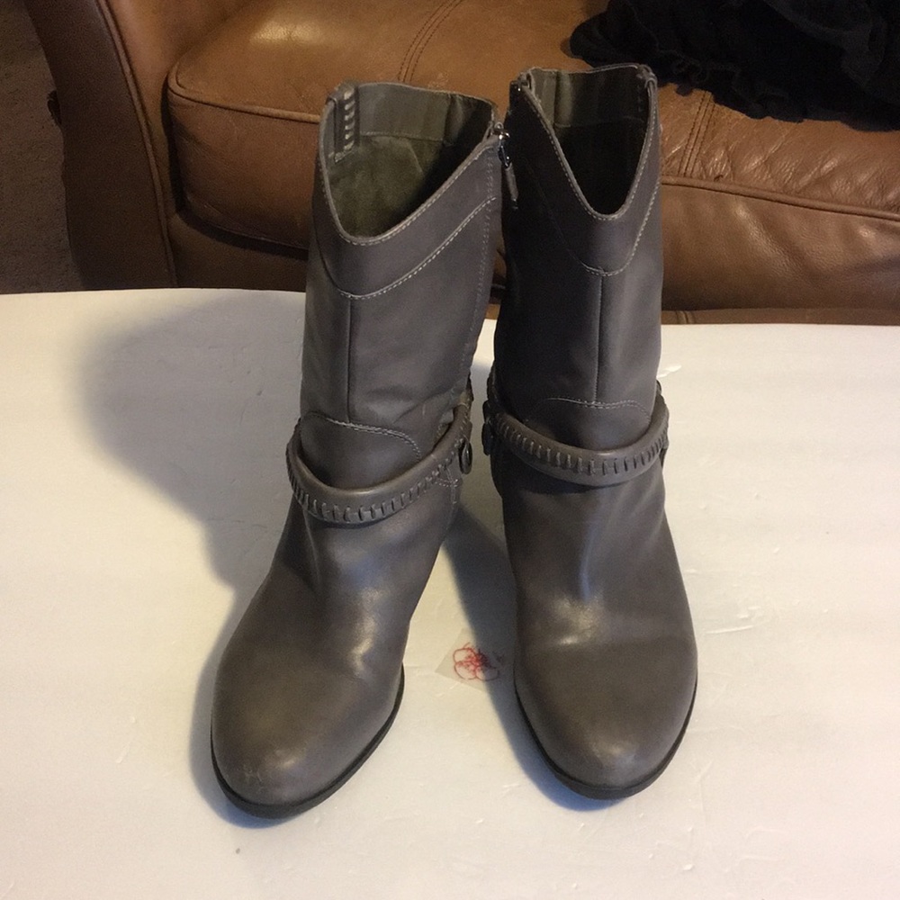 B Makowsky Hudson Grey Leather boots w/removable harness